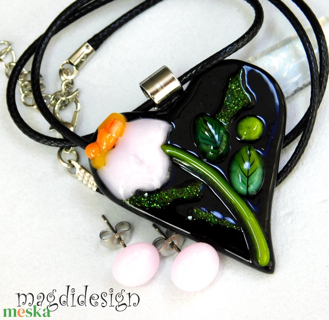 Fekete rózsaszín virágos szív üvegékszer szett, nyaklánc, pötty fülbevaló  - ékszer - ékszerszett - Meska.hu