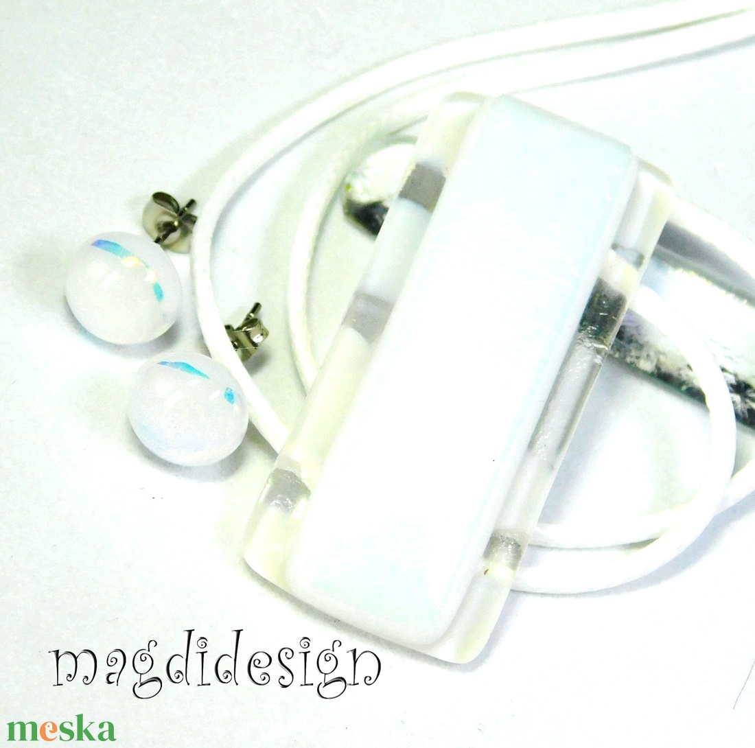 Fehér eozinos márványos üvegékszer szett, nyaklánc, stiftes fülbevaló - ékszer - ékszerszett - Meska.hu