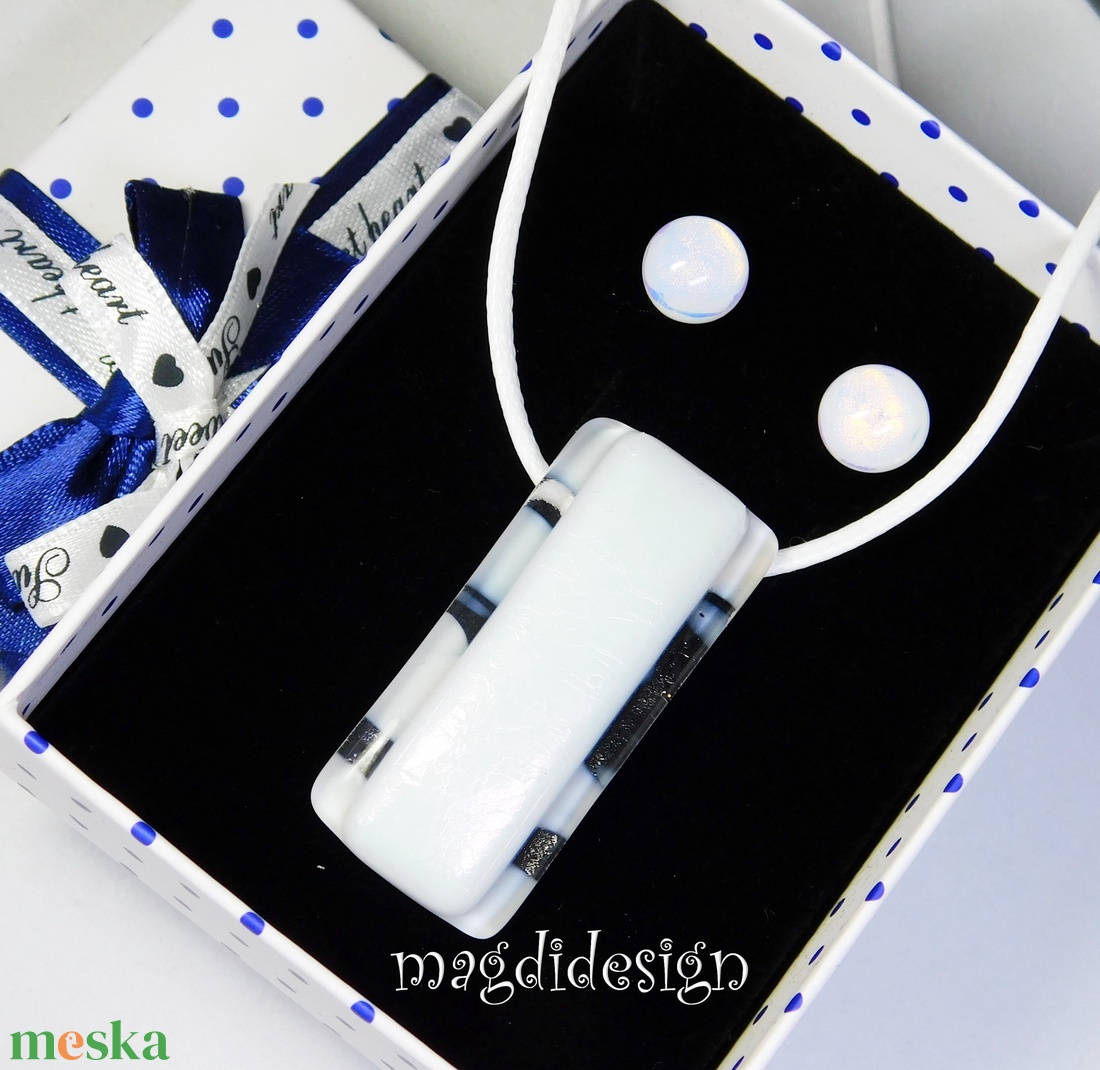 Fehér eozinos márványos üvegékszer szett, nyaklánc, stiftes fülbevaló - ékszer - ékszerszett - Meska.hu