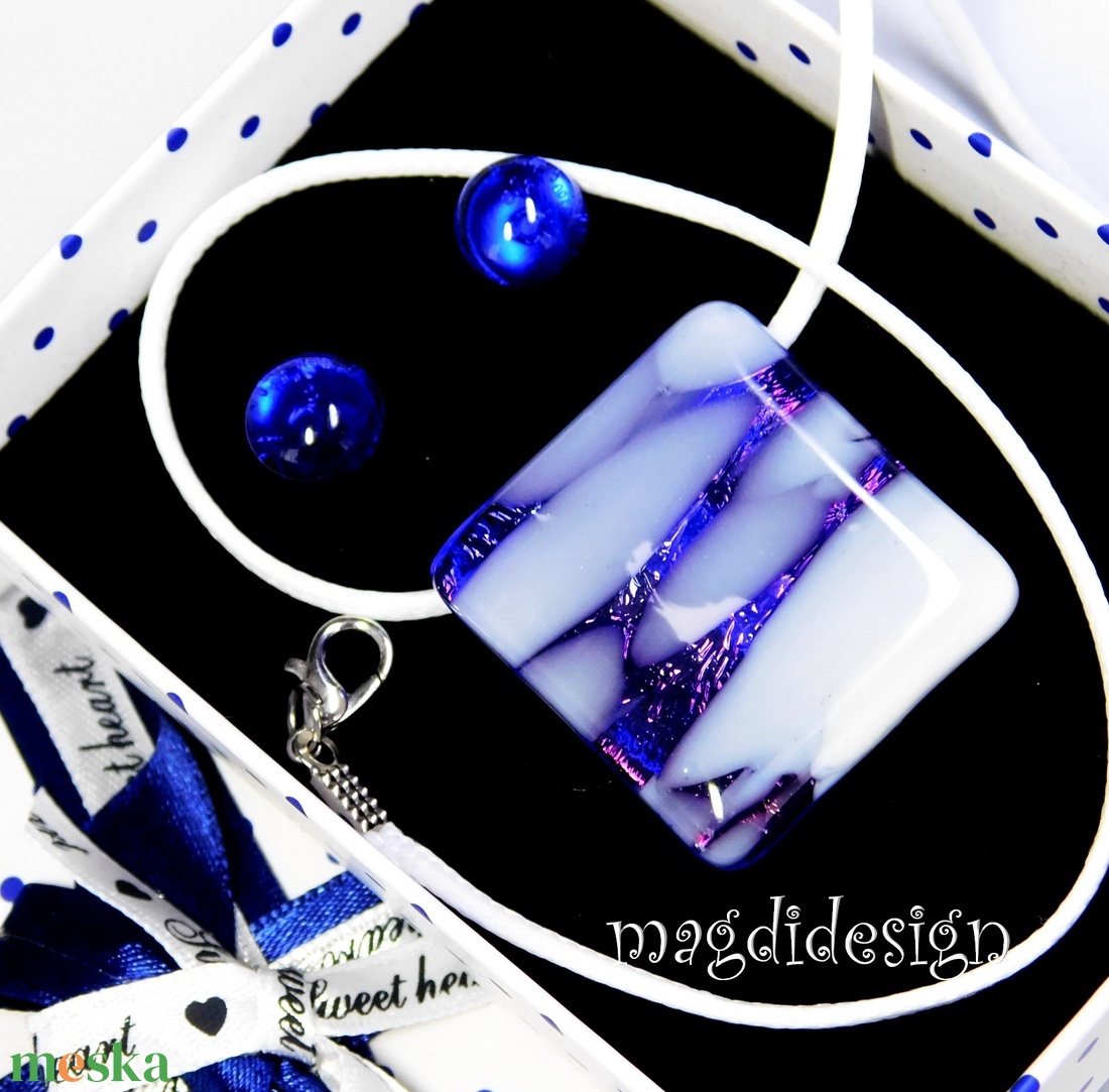 Sejtelmes fehér-kék csillogás üvegékszer szett, nyaklánc, stiftes fülbevaló - ékszer - ékszerszett - Meska.hu