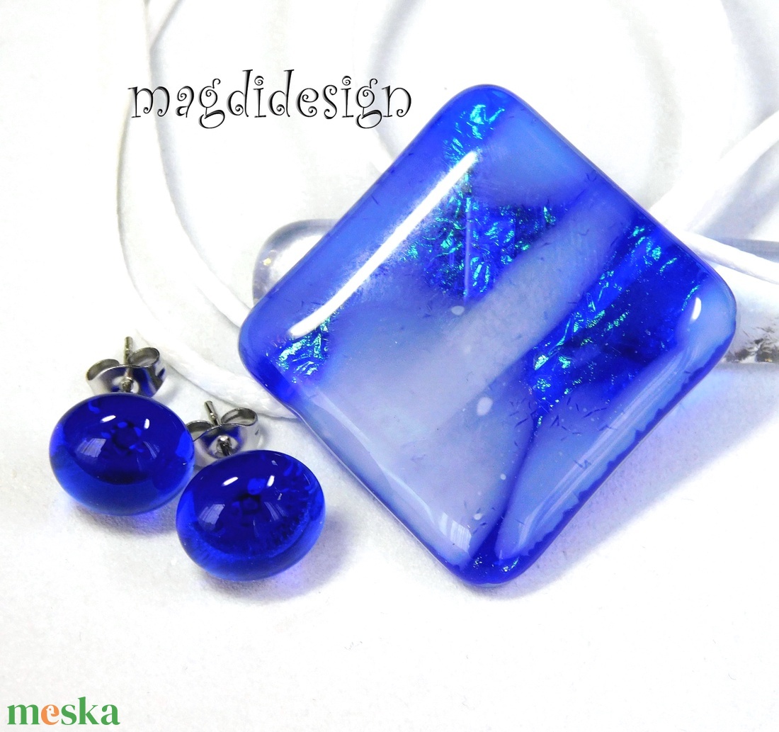 Sejtelmes fehér-kék csillogás üvegékszer szett, nyaklánc, stiftes fülbevaló - ékszer - ékszerszett - Meska.hu