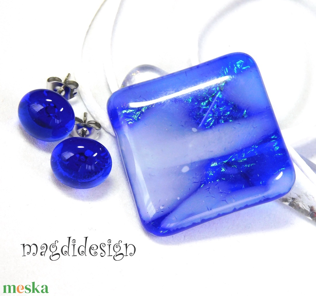 Sejtelmes fehér-kék csillogás üvegékszer szett, nyaklánc, stiftes fülbevaló - ékszer - ékszerszett - Meska.hu