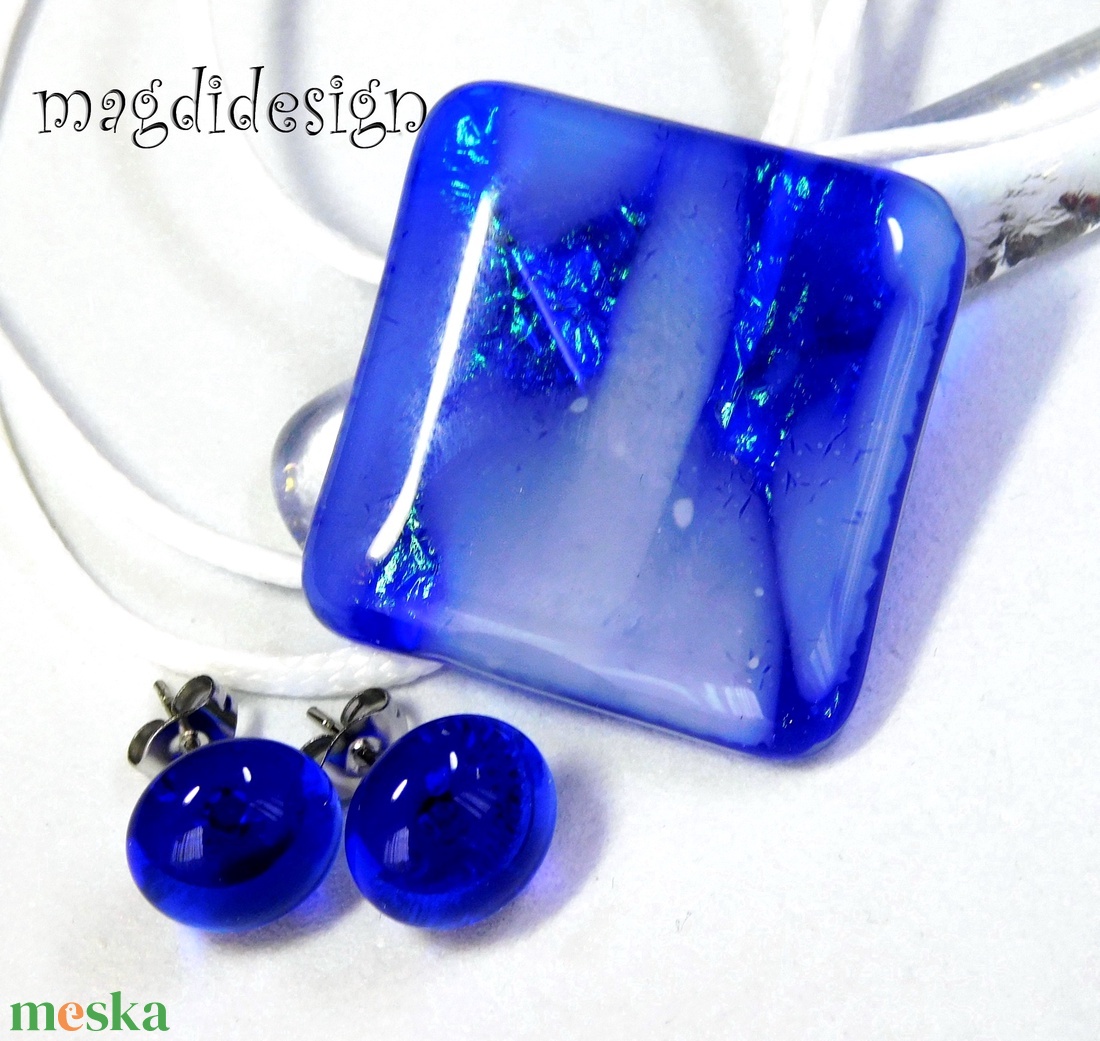 Sejtelmes fehér-kék csillogás üvegékszer szett, nyaklánc, stiftes fülbevaló - ékszer - ékszerszett - Meska.hu