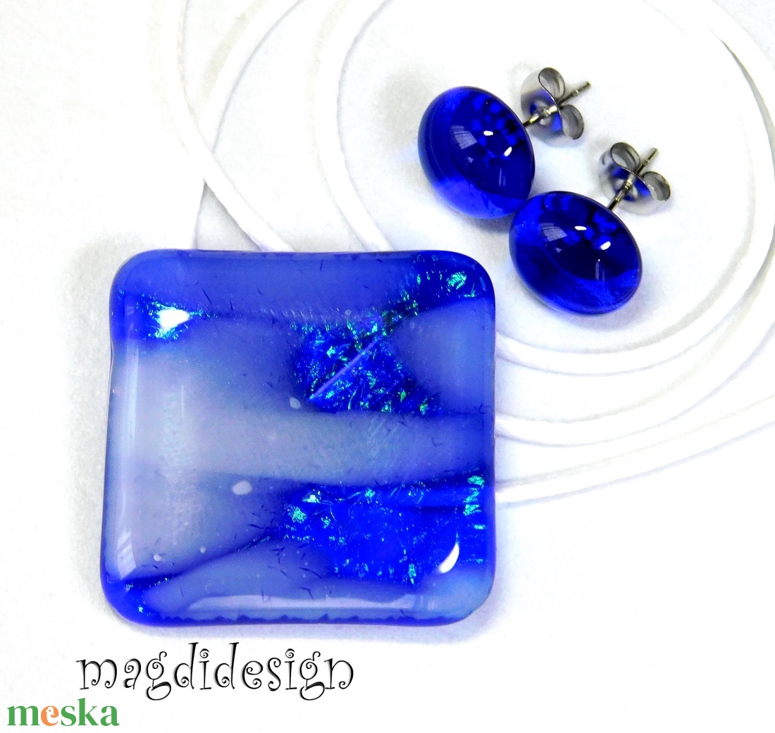 Sejtelmes fehér-kék csillogás üvegékszer szett, nyaklánc, stiftes fülbevaló - ékszer - ékszerszett - Meska.hu