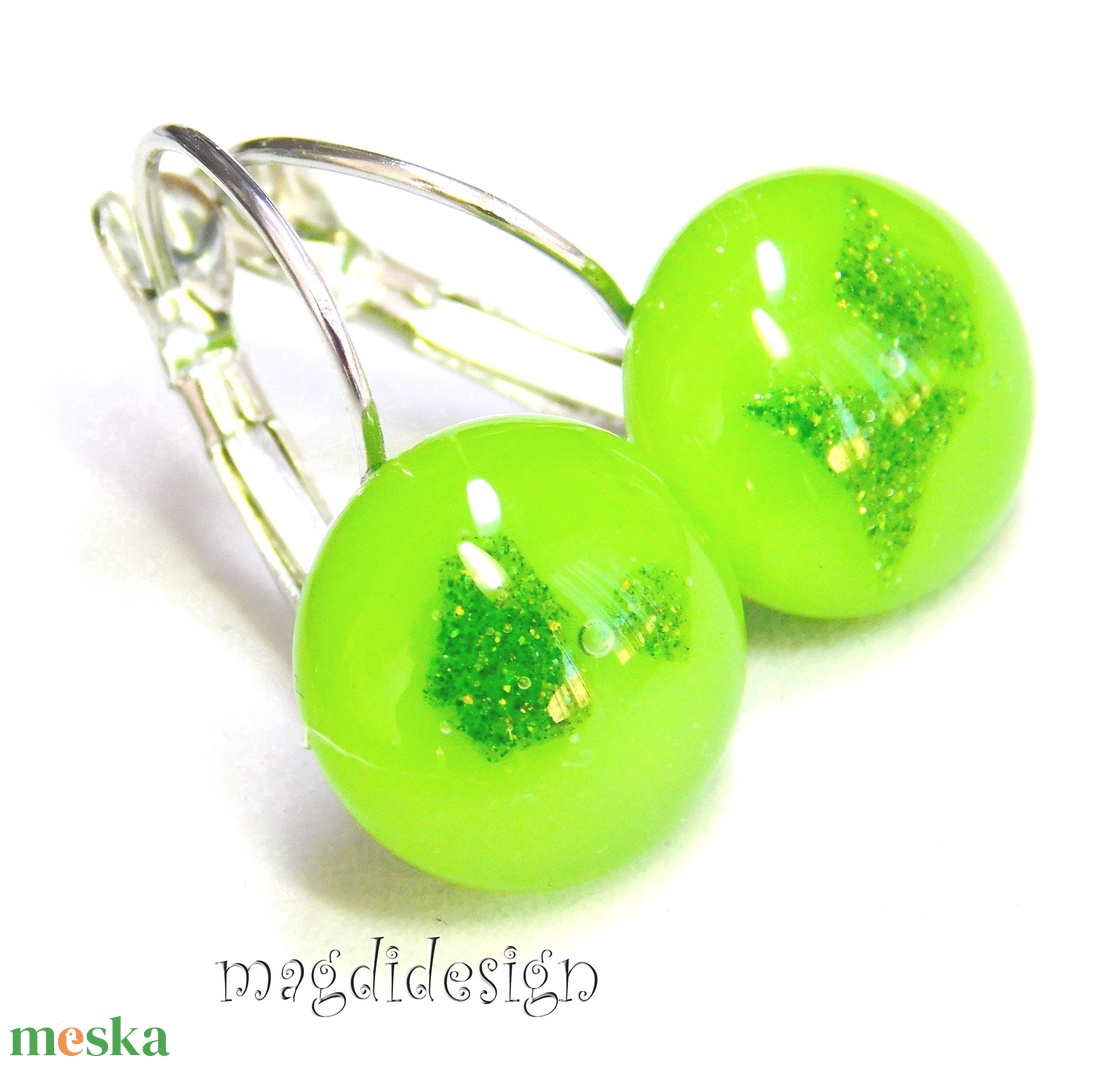Csillámos fűzöld üvegékszer kapcsos fülbevaló - ékszer - fülbevaló - lógó fülbevaló - Meska.hu