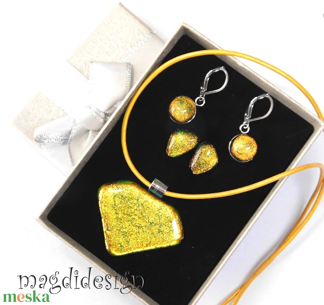 Csillogó arany üvegékszer szett, nyaklánc, stiftes fülbevaló  - ékszer - ékszerszett - Meska.hu