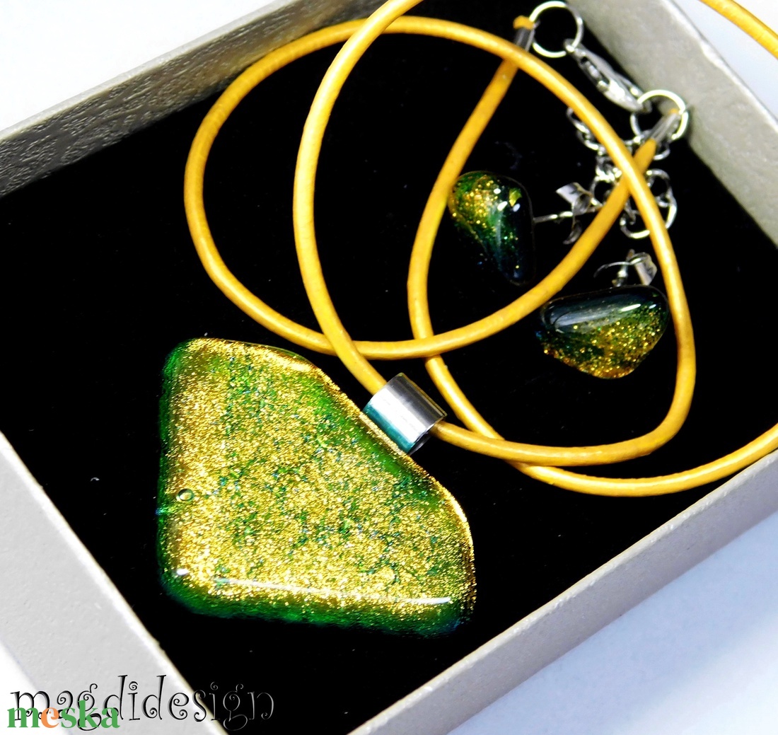 Csillogó élénk rózsaszín üvegékszer szett, nyaklánc, stiftes fülbevaló  - ékszer - ékszerszett - Meska.hu