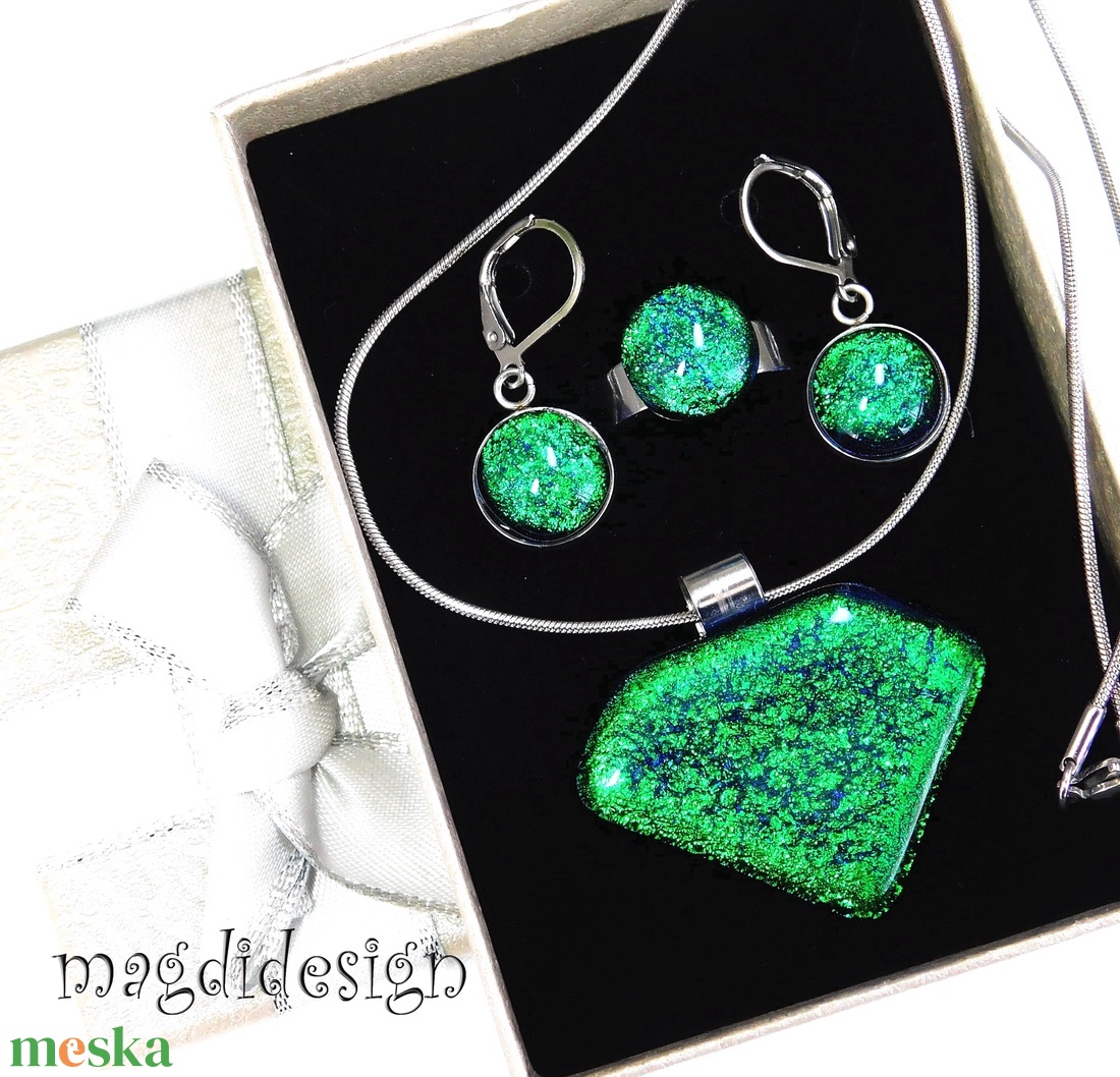 Csillogó színjátszó kék üvegékszer szett, nyaklánc, gyűrű, kapcsos fülbevaló  - ékszer - ékszerszett - Meska.hu