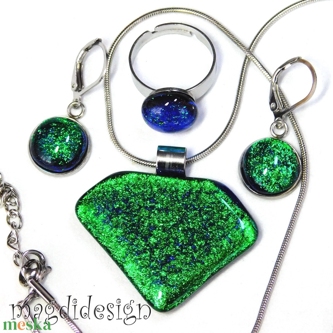 Csillogó smaragd üvegékszer szett, nyaklánc, gyűrű, kapcsos fülbevaló  - ékszer - ékszerszett - Meska.hu