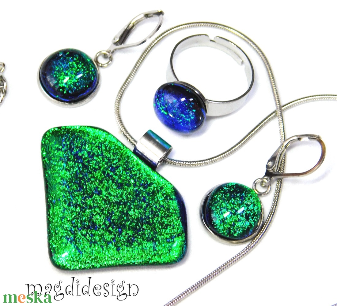 Csillogó smaragd üvegékszer szett, nyaklánc, gyűrű, kapcsos fülbevaló  - ékszer - ékszerszett - Meska.hu