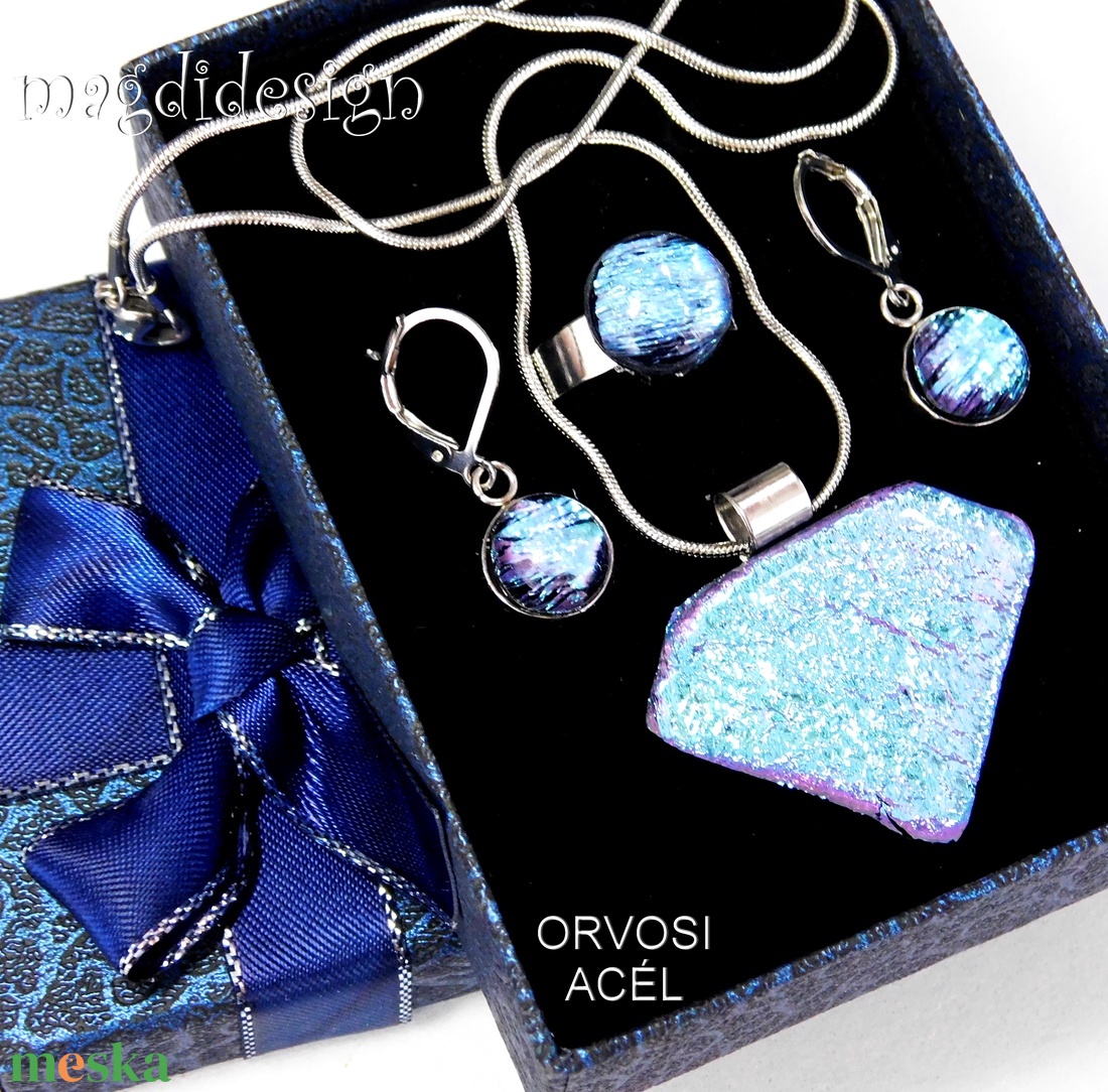 Csillogó színjátszó kék üvegékszer szett, nyaklánc, gyűrű, kapcsos fülbevaló  - ékszer - ékszerszett - Meska.hu