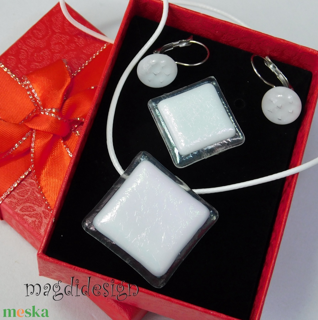 Fehér eozinos üvegékszer szett nyaklánc, gyűrű, kapcsos fülbevaló 2 - ékszer - ékszerszett - Meska.hu