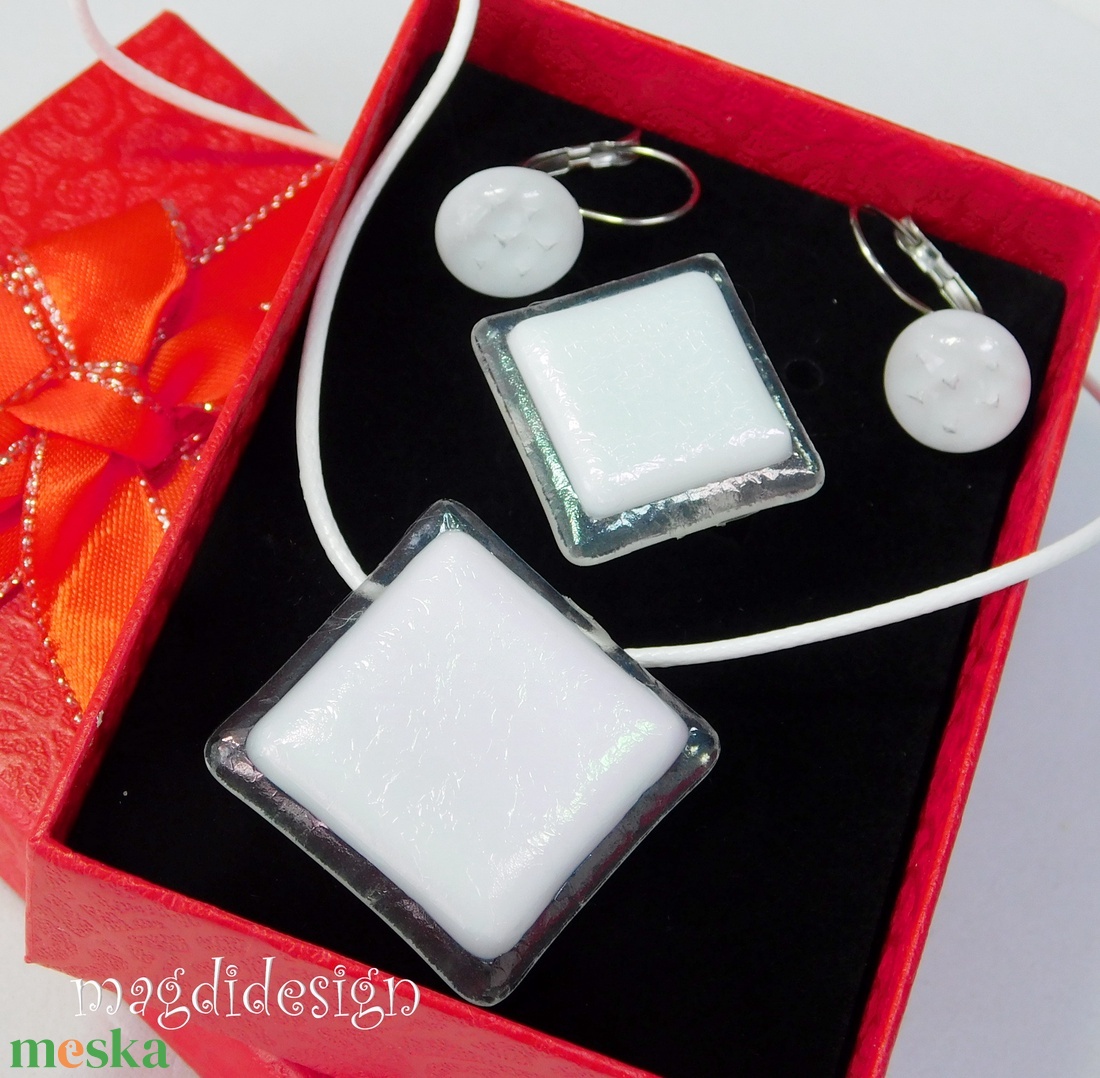 Fehér eozinos üvegékszer szett nyaklánc, gyűrű, kapcsos fülbevaló 2 - ékszer - ékszerszett - Meska.hu