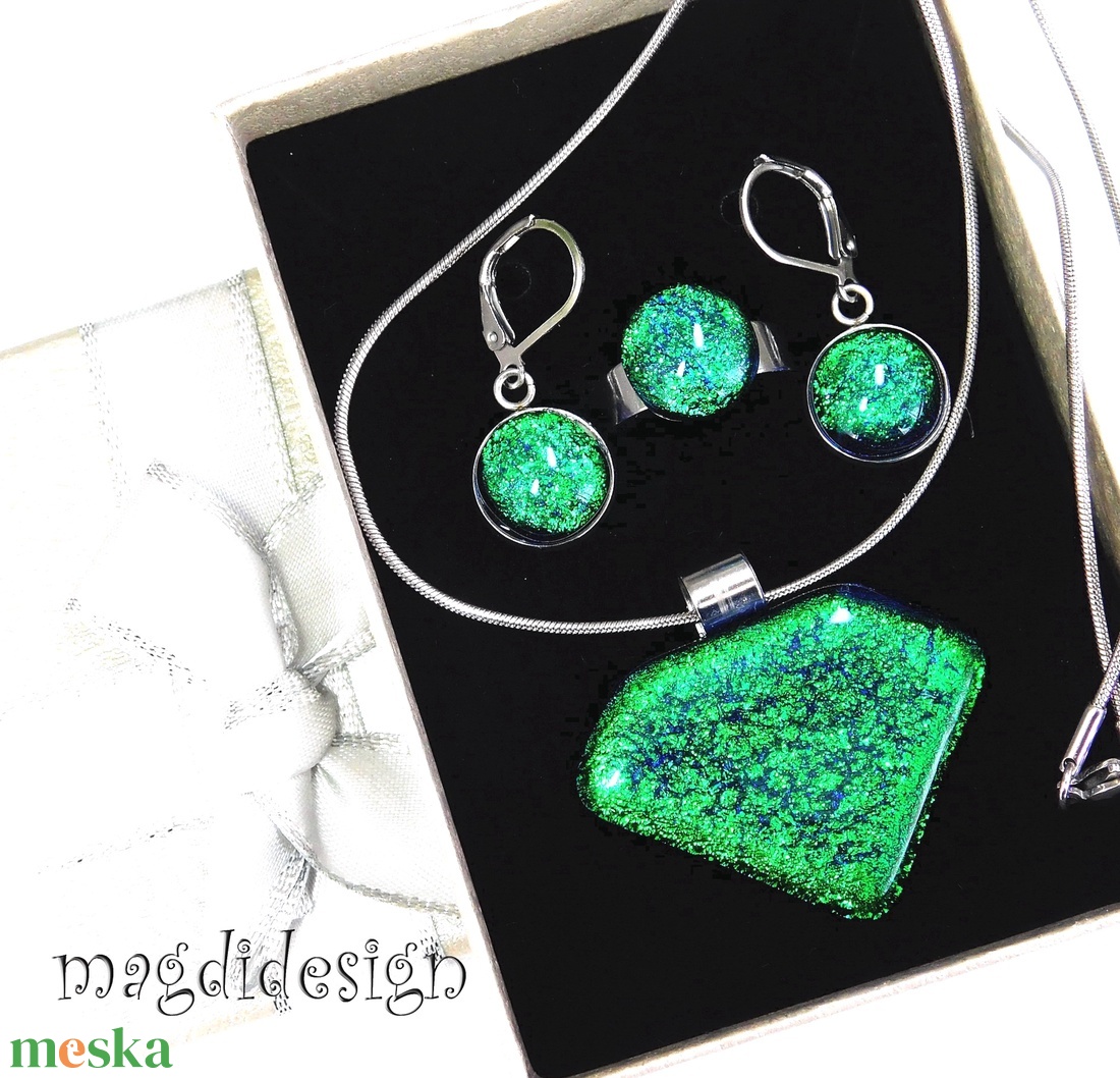 Csillogó smaragd üvegékszer szett, nyaklánc, gyűrű, kapcsos fülbevaló  - ékszer - ékszerszett - Meska.hu