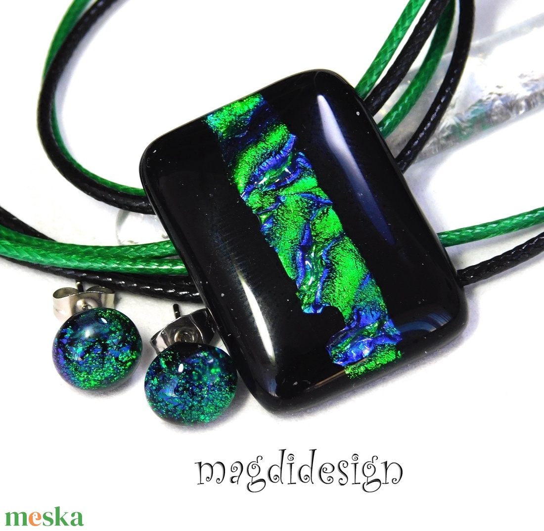 Fekete smaragd csíkos dichroic üvegékszer szett nyaklánc stiftes fülbevaló - ékszer - ékszerszett - Meska.hu