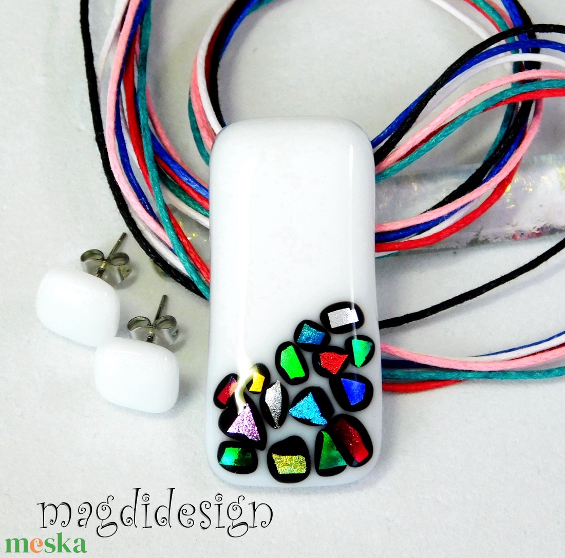 Fehér bordűrös üvegékszer szett nyaklánc pötty fülbevaló  - ékszer - ékszerszett - Meska.hu