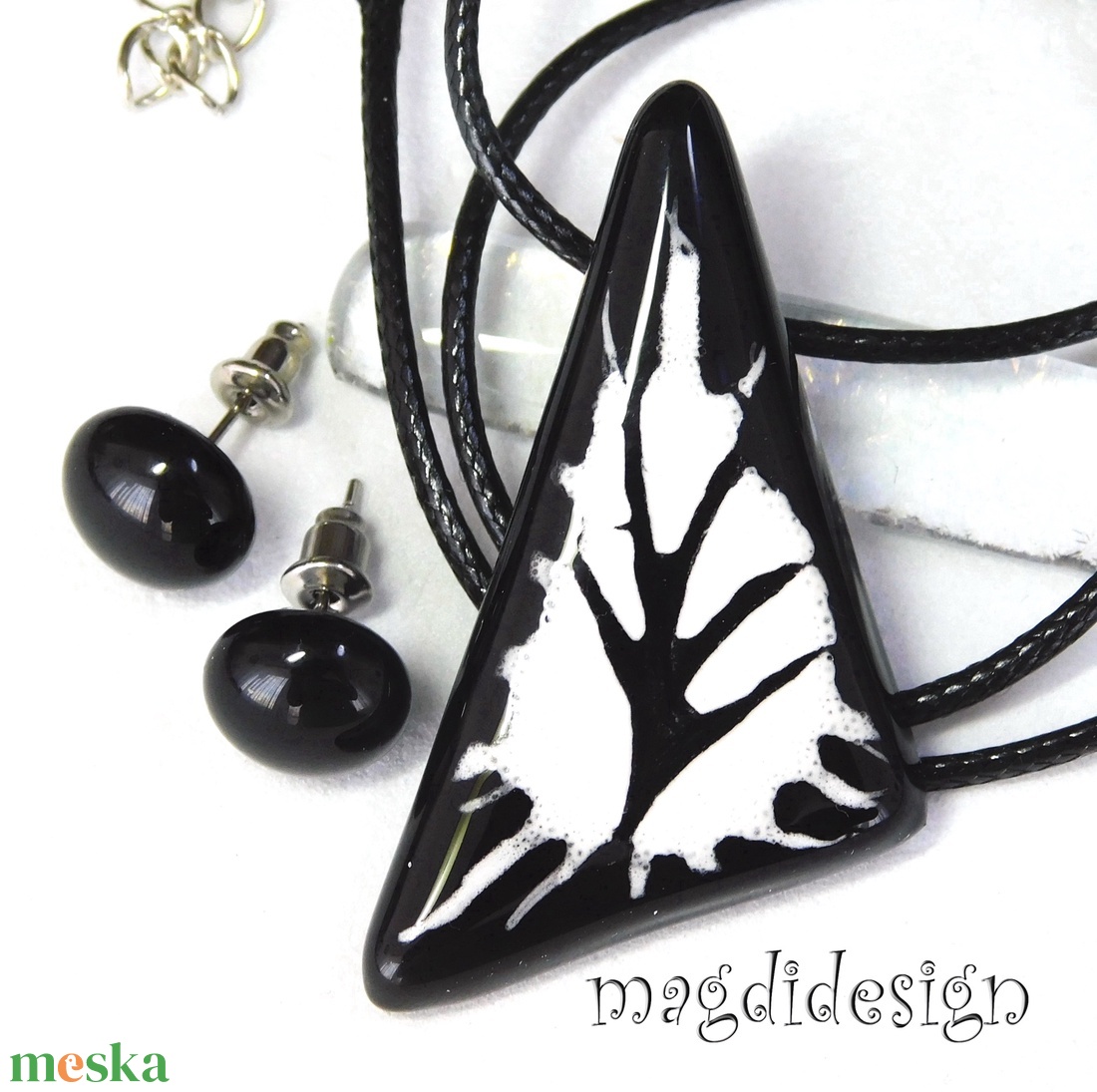 Csillogó fekete fehér üvegékszer szett nyaklánc stiftes fülbevaló  - ékszer - ékszerszett - Meska.hu