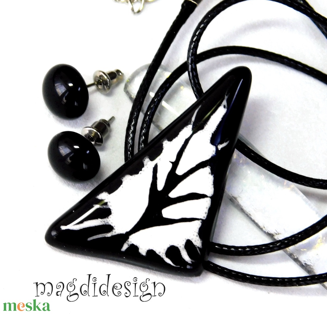 Csillogó fekete fehér üvegékszer szett nyaklánc stiftes fülbevaló  - ékszer - ékszerszett - Meska.hu