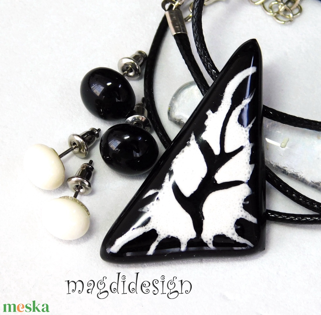 Csillogó fekete fehér üvegékszer szett nyaklánc stiftes fülbevaló 1 - ékszer - ékszerszett - Meska.hu