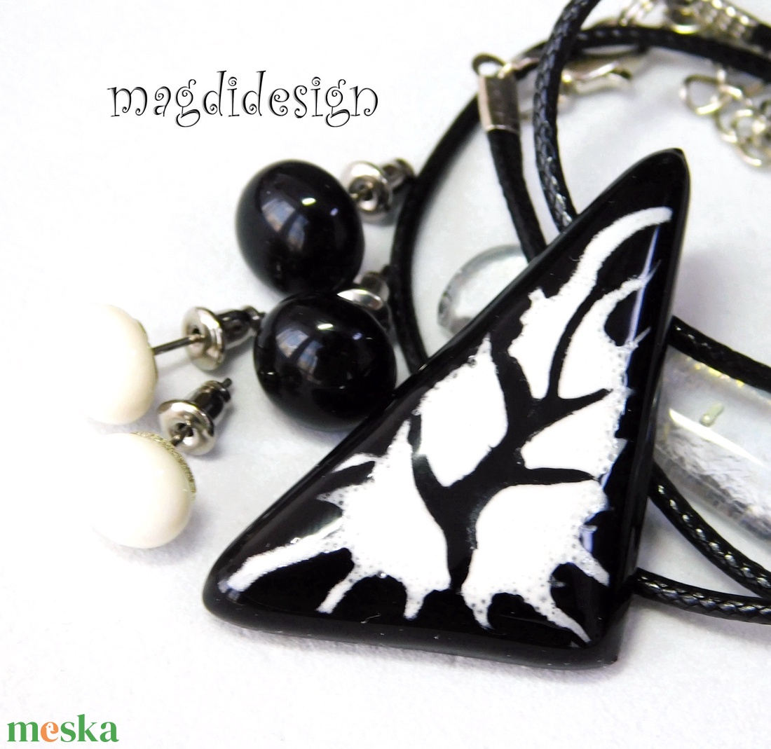 Csillogó fekete fehér üvegékszer szett nyaklánc stiftes fülbevaló 1 - ékszer - ékszerszett - Meska.hu