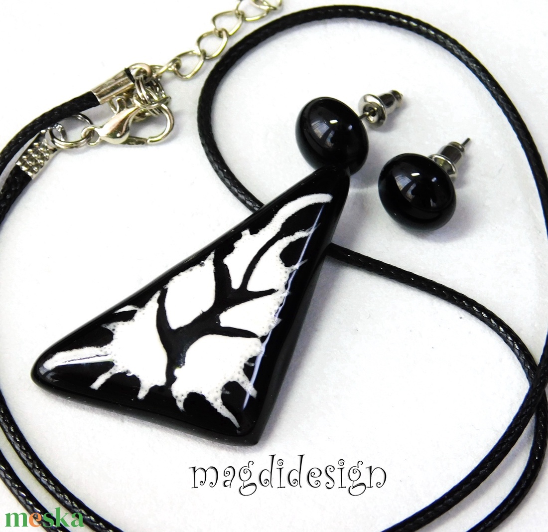 Csillogó fekete fehér üvegékszer szett nyaklánc stiftes fülbevaló 1 - ékszer - ékszerszett - Meska.hu