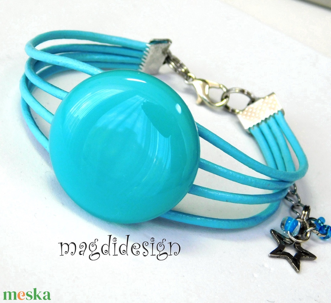 Türkiz-kék kerek üvegékszer karkötő - ékszer - karkötő - karkötő medállal - Meska.hu