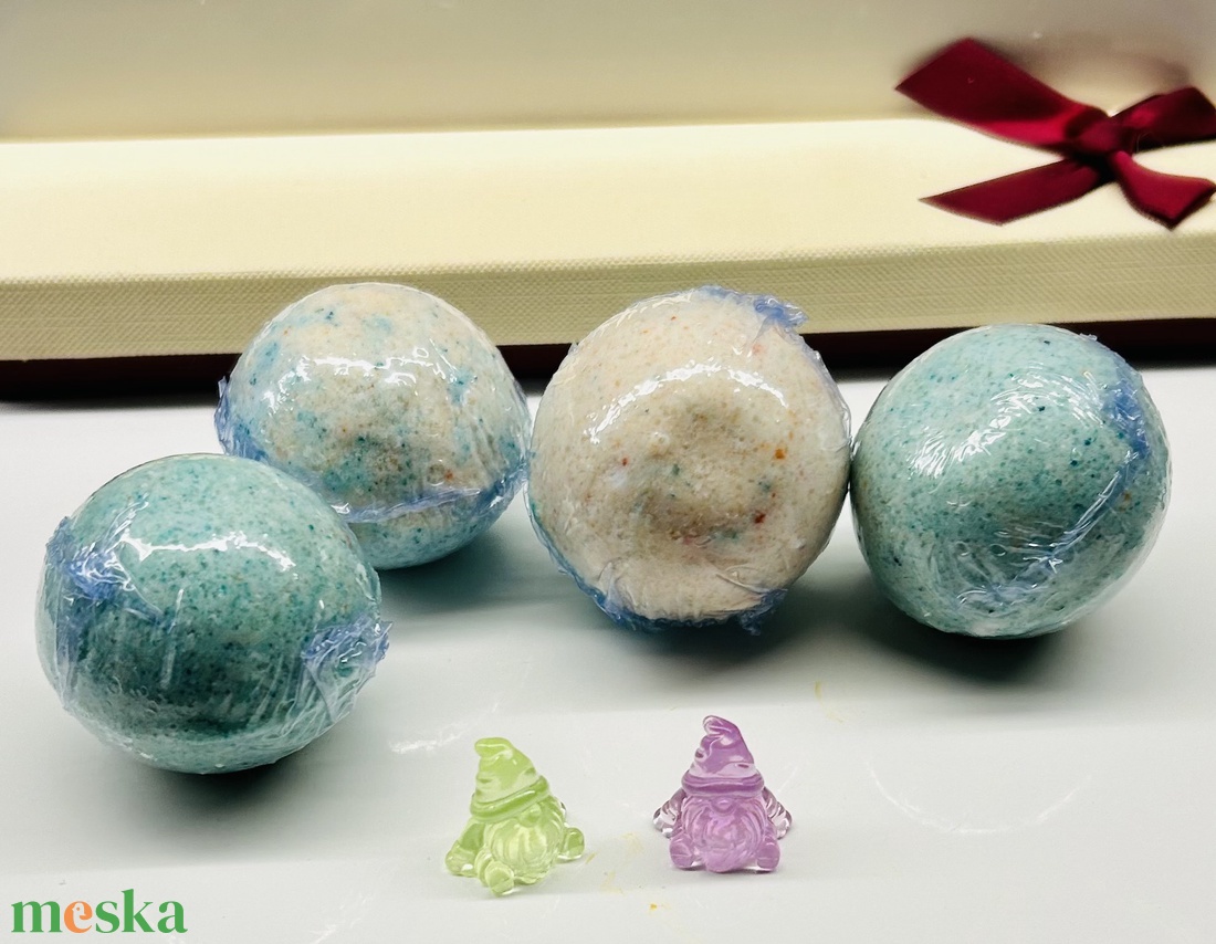 Fürdőbomba foszforeszkáló manós játékkal díszcsomagolásban. - szépségápolás - szappan & fürdés - fürdősó, fürdőgolyó, habfürdő - Meska.hu Fürdőbomba foszforeszkáló manós játékkal díszcsomagolásban. - szépségápolás - szappan & fürdés - fürdősó, fürdőgolyó, habfürdő - Meska.hu