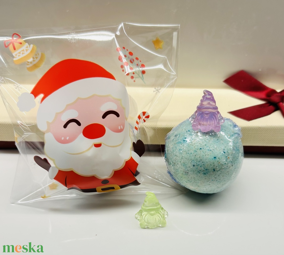 Fürdőbomba foszforeszkáló manós játékkal díszcsomagolásban. - szépségápolás - szappan & fürdés - fürdősó, fürdőgolyó, habfürdő - Meska.hu Fürdőbomba foszforeszkáló manós játékkal díszcsomagolásban. - szépségápolás - szappan & fürdés - fürdősó, fürdőgolyó, habfürdő - Meska.hu