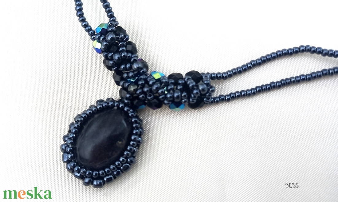 Éjkirálynő nyakéke egyszerű alkalmi nyaklánc, ametiszt kaboson gyöngyhímzéssel - ékszer - nyaklánc - cameo nyaklánc - Meska.hu