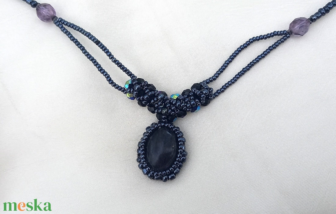 Éjkirálynő nyakéke egyszerű alkalmi nyaklánc, ametiszt kaboson gyöngyhímzéssel - ékszer - nyaklánc - cameo nyaklánc - Meska.hu
