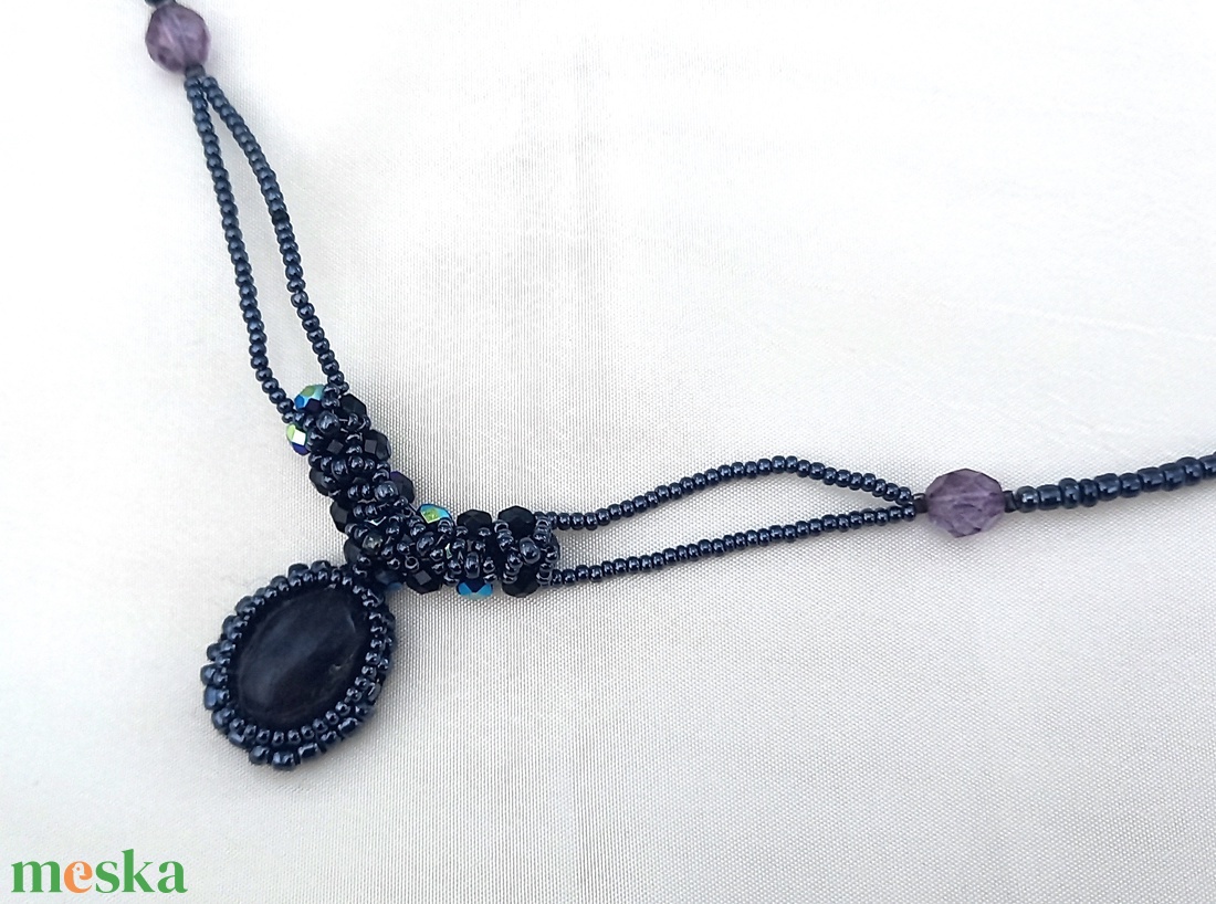 Éjkirálynő nyakéke egyszerű alkalmi nyaklánc, ametiszt kaboson gyöngyhímzéssel - ékszer - nyaklánc - cameo nyaklánc - Meska.hu