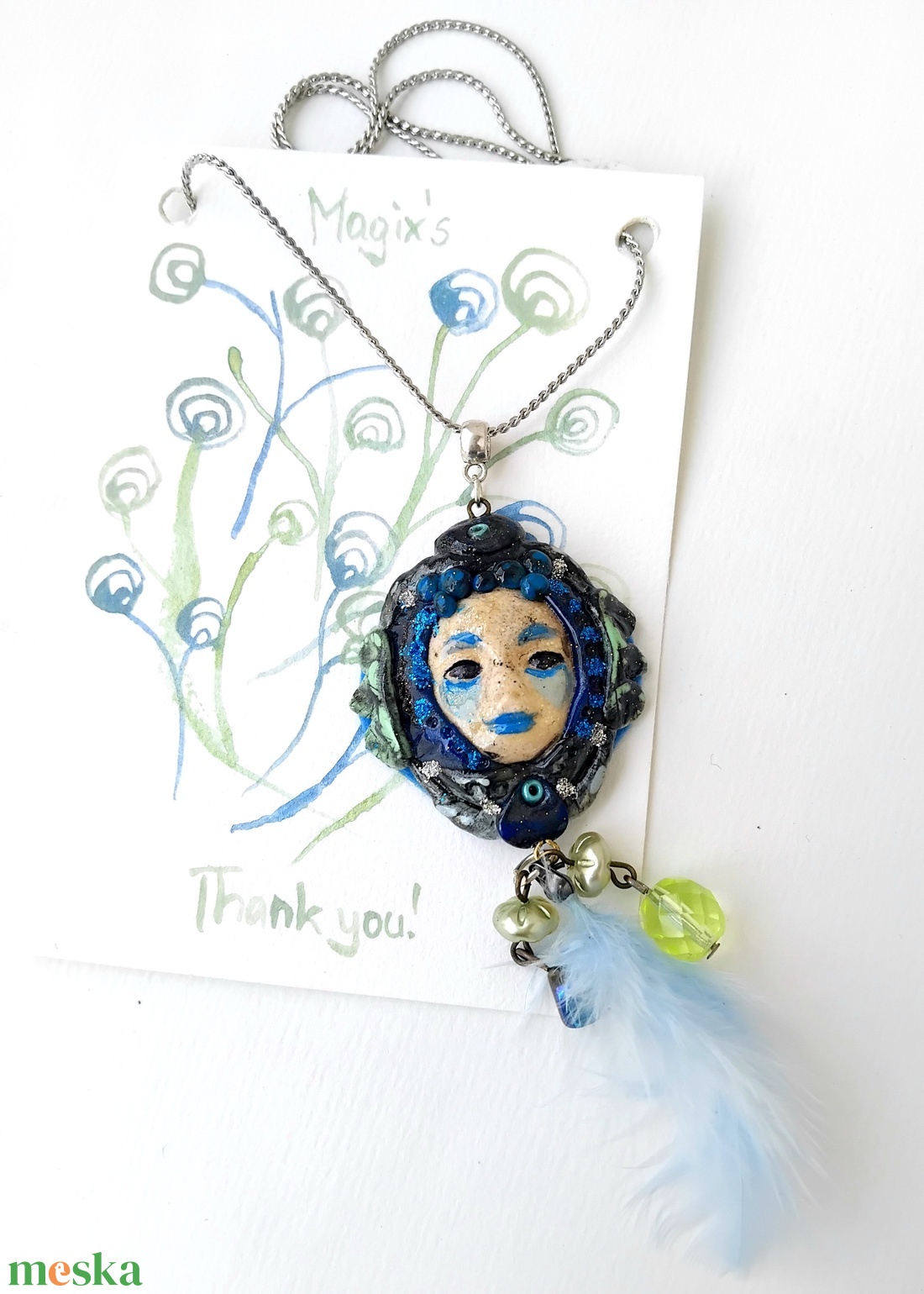 Fatündér Karnevál medál ékszergyurmából marabutollal, félhosszú láncon, ajándék köszönőkártyával - ékszer - nyaklánc - medálos nyaklánc - Meska.hu