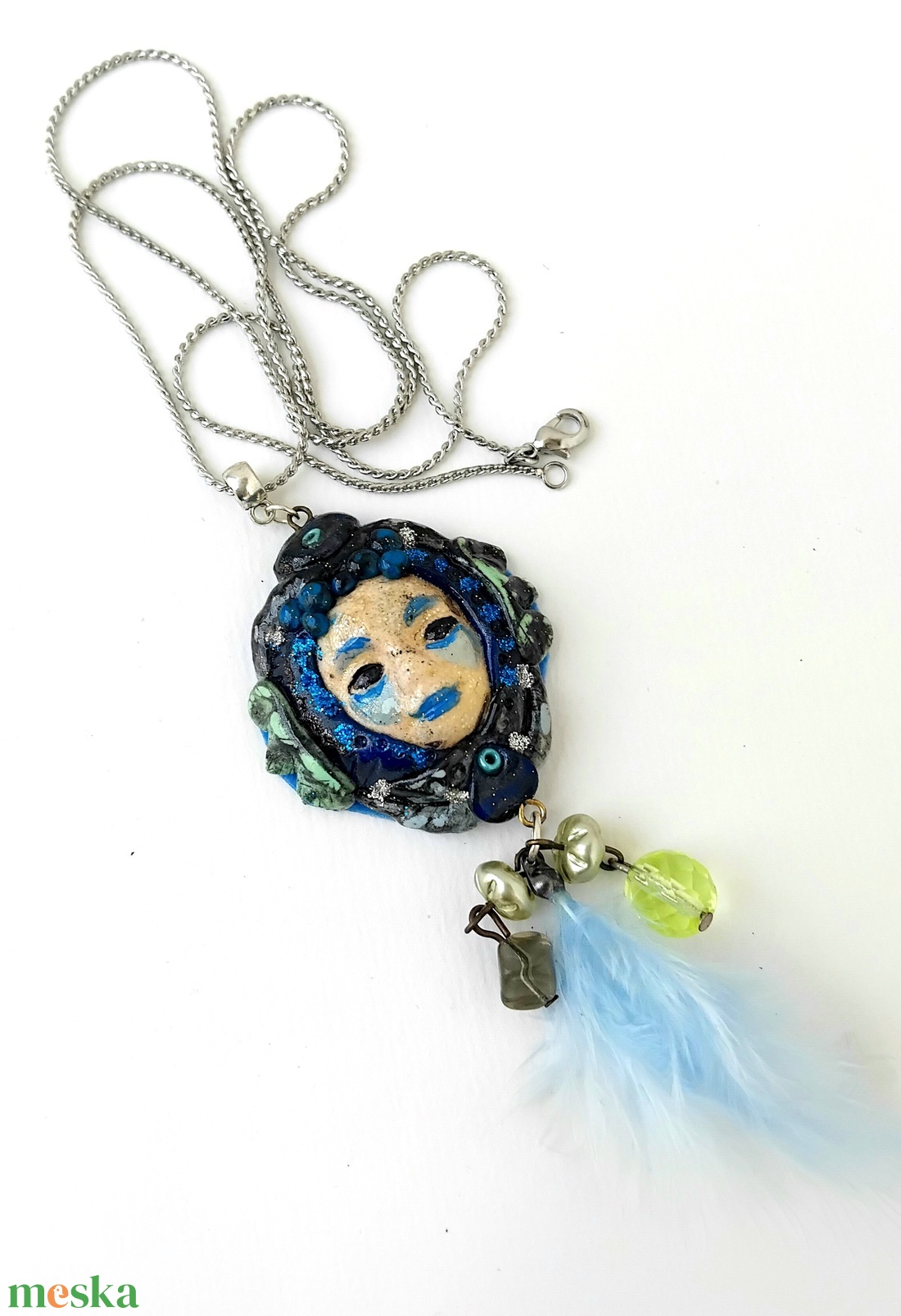 Fatündér Karnevál medál ékszergyurmából marabutollal, félhosszú láncon, ajándék köszönőkártyával - ékszer - nyaklánc - medálos nyaklánc - Meska.hu