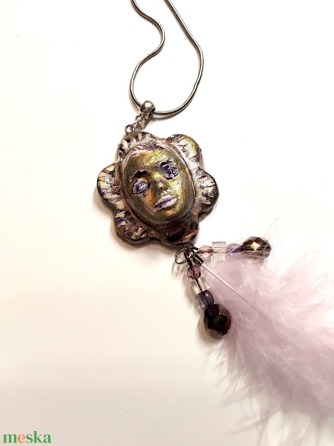 Napfivér Karnevál medál ékszergyurmából marabutollal, félhosszú kígyóláncon, kézzel festett köszönőkártyával - ékszer - nyaklánc - medálos nyaklánc - Meska.hu