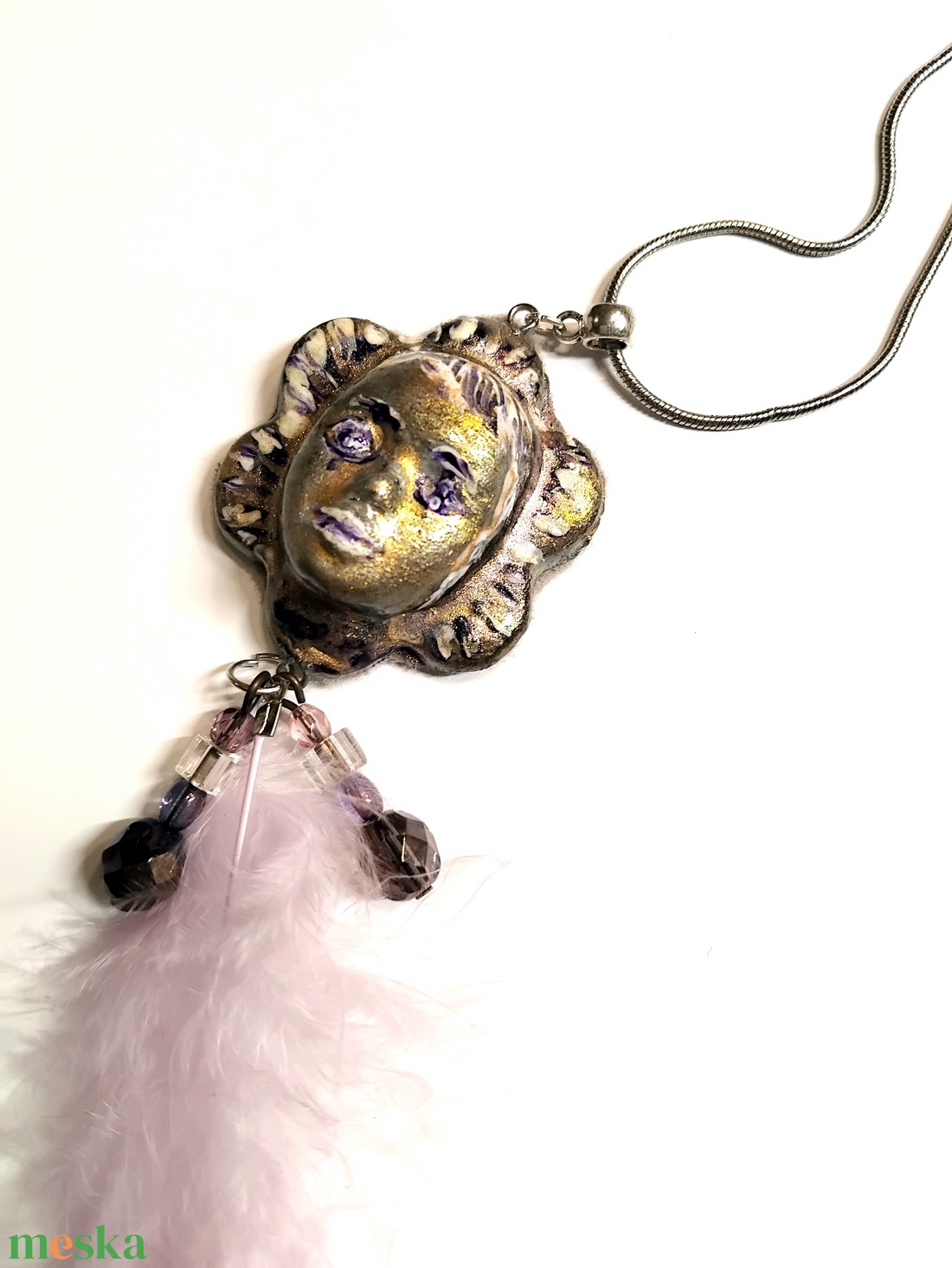 Napfivér Karnevál medál ékszergyurmából marabutollal, félhosszú kígyóláncon, kézzel festett köszönőkártyával - ékszer - nyaklánc - medálos nyaklánc - Meska.hu