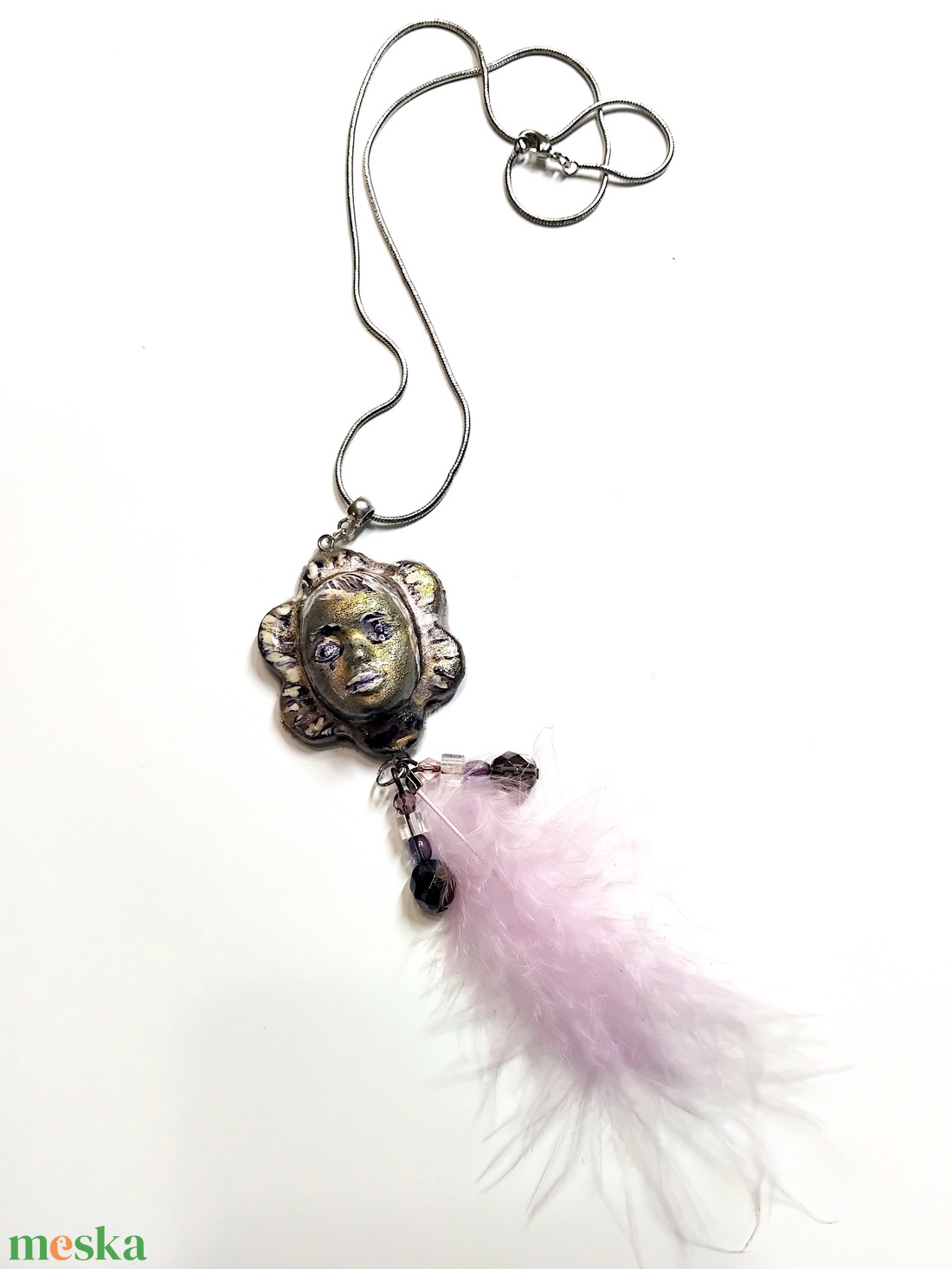 Napfivér Karnevál medál ékszergyurmából marabutollal, félhosszú kígyóláncon, kézzel festett köszönőkártyával - ékszer - nyaklánc - medálos nyaklánc - Meska.hu