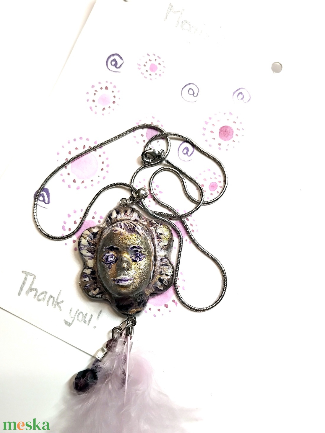 Napfivér Karnevál medál ékszergyurmából marabutollal, félhosszú kígyóláncon, kézzel festett köszönőkártyával - ékszer - nyaklánc - medálos nyaklánc - Meska.hu