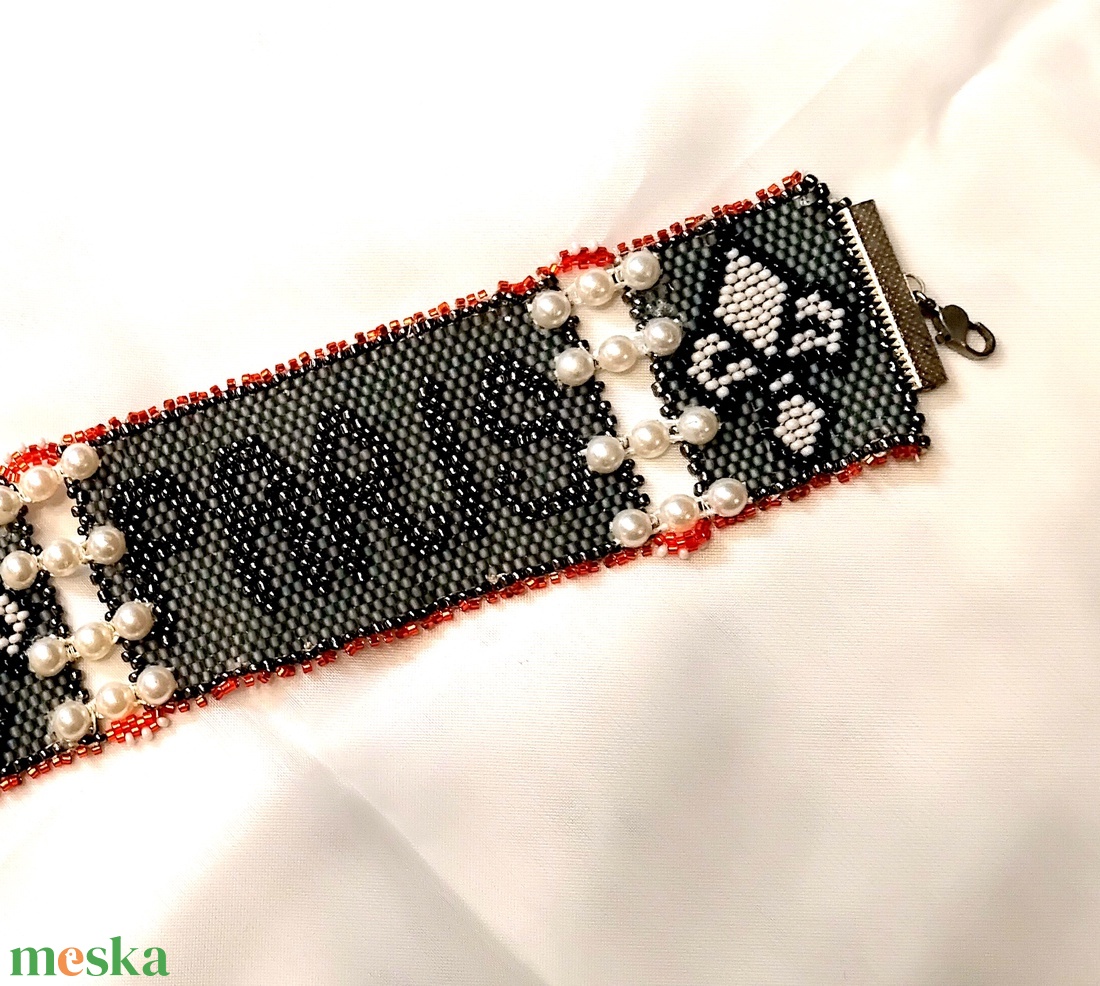 Paris Gray széles peyote fűzött karkötő Paris felirattal, Anjou liliom mintával - ékszer - karkötő - széles karkötő - Meska.hu Paris Gray széles peyote fűzött karkötő Paris felirattal, Anjou liliom mintával - ékszer - karkötő - széles karkötő - Meska.hu