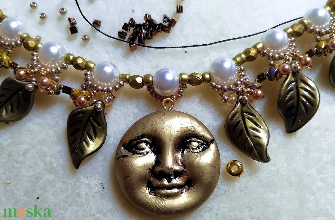 A Buddha mosolya gyöngyfűzött nyaklánc polymer arccal a közepén, személyre szabható hosszúságú lánccal, óarany-vajszín - ékszer - nyaklánc - gyöngyös nyaklánc - Meska.hu