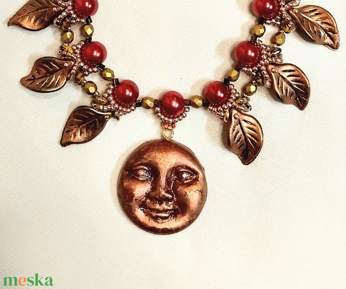 A Buddha mosolya gyöngyfűzött nyaklánc polymer arccal a közepén, személyre szabható hosszúságú lánccal, bronz-piros - ékszer - nyaklánc - gyöngyös nyaklánc - Meska.hu