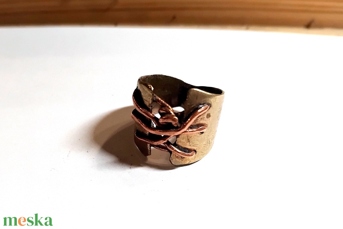 Fűzős gyűrű, sárgaréz-vörösréz, 16,5 mm belső átmérővel, 6-os méret - ékszer - gyűrű - fonódó gyűrű - Meska.hu