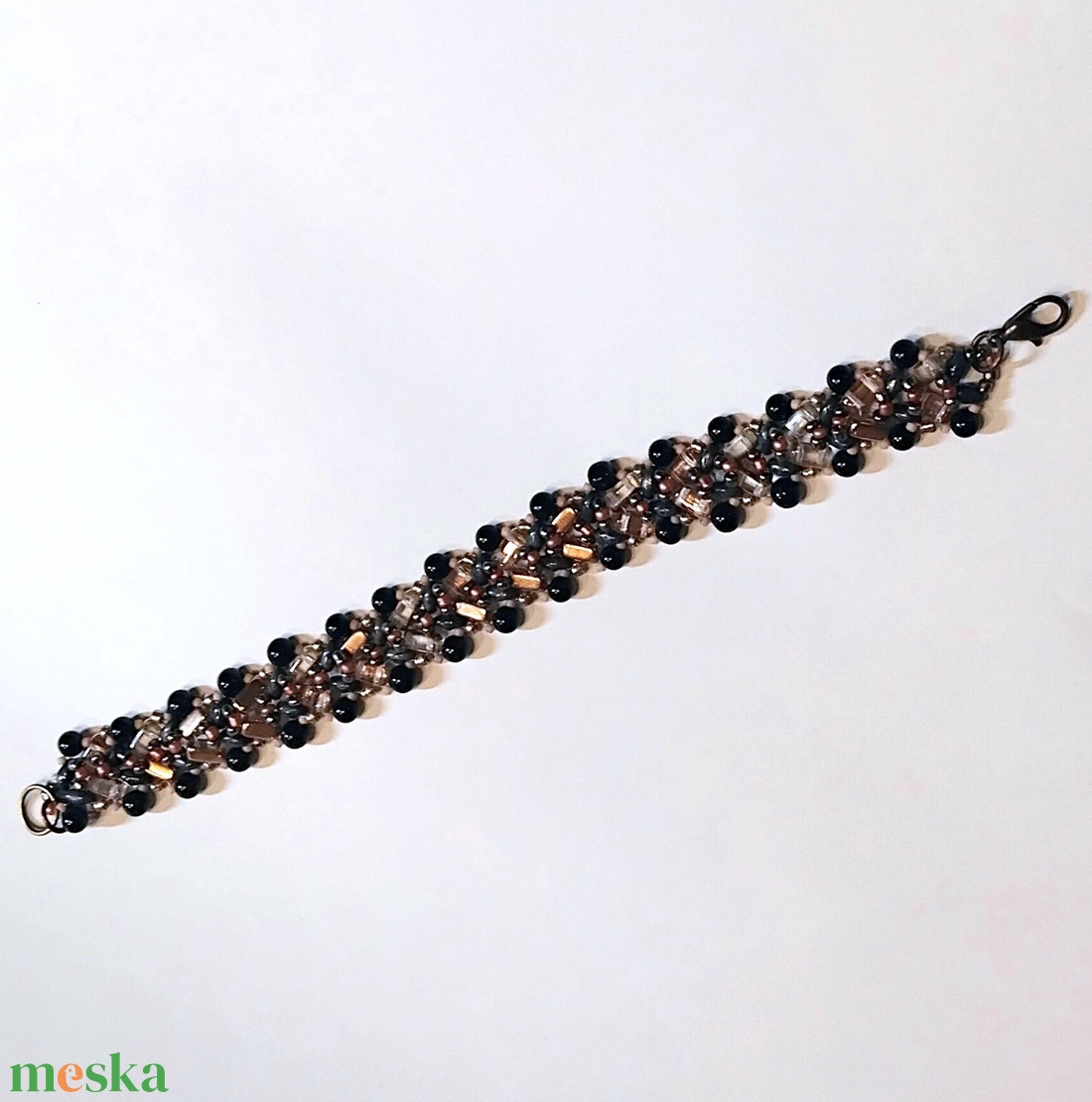 Fekete fenyő alkalmi karkötő formagyöngyökből - ékszer - karkötő - gyöngyös karkötő - Meska.hu