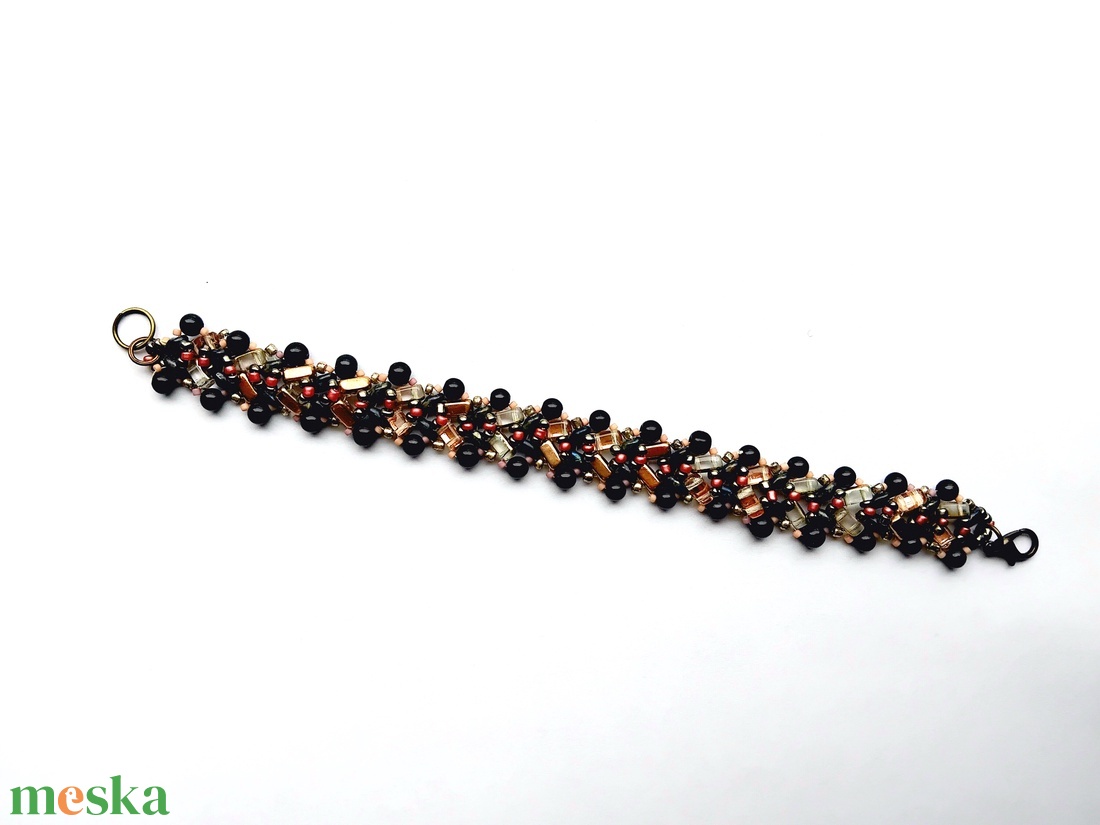 Fekete fenyő alkalmi karkötő formagyöngyökből - ékszer - karkötő - gyöngyös karkötő - Meska.hu