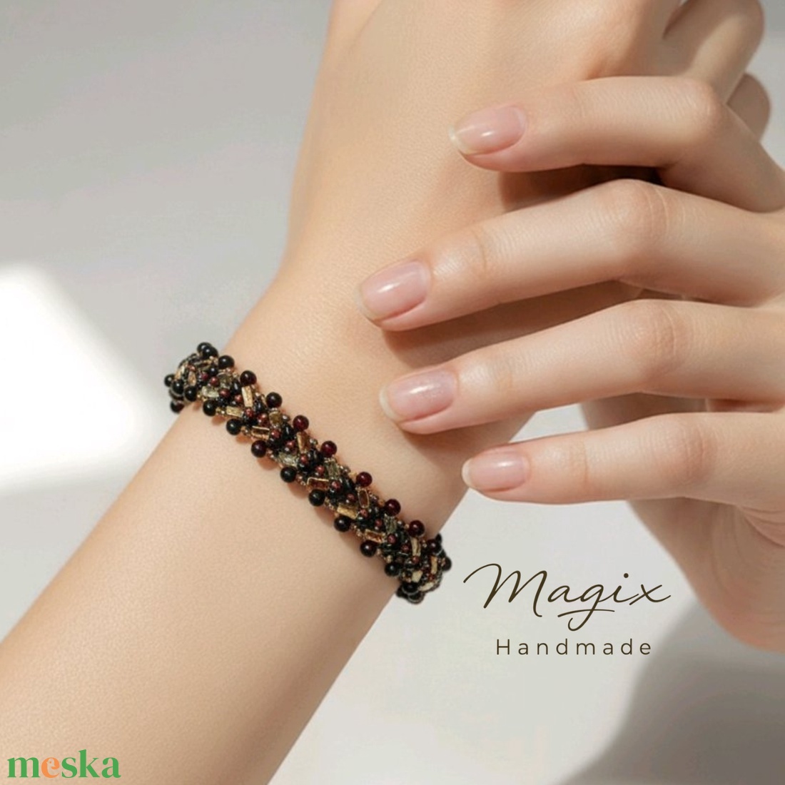 Fekete fenyő alkalmi karkötő formagyöngyökből - ékszer - karkötő - gyöngyös karkötő - Meska.hu