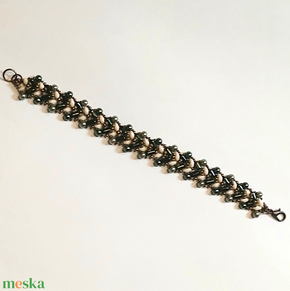 Zöld fenyő alkalmi karkötő formagyöngyökből - ékszer - karkötő - gyöngyös karkötő - Meska.hu