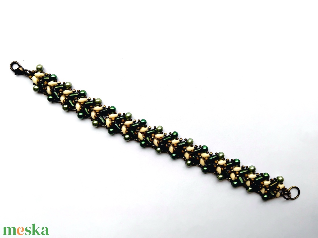 Zöld fenyő alkalmi karkötő formagyöngyökből - ékszer - karkötő - gyöngyös karkötő - Meska.hu