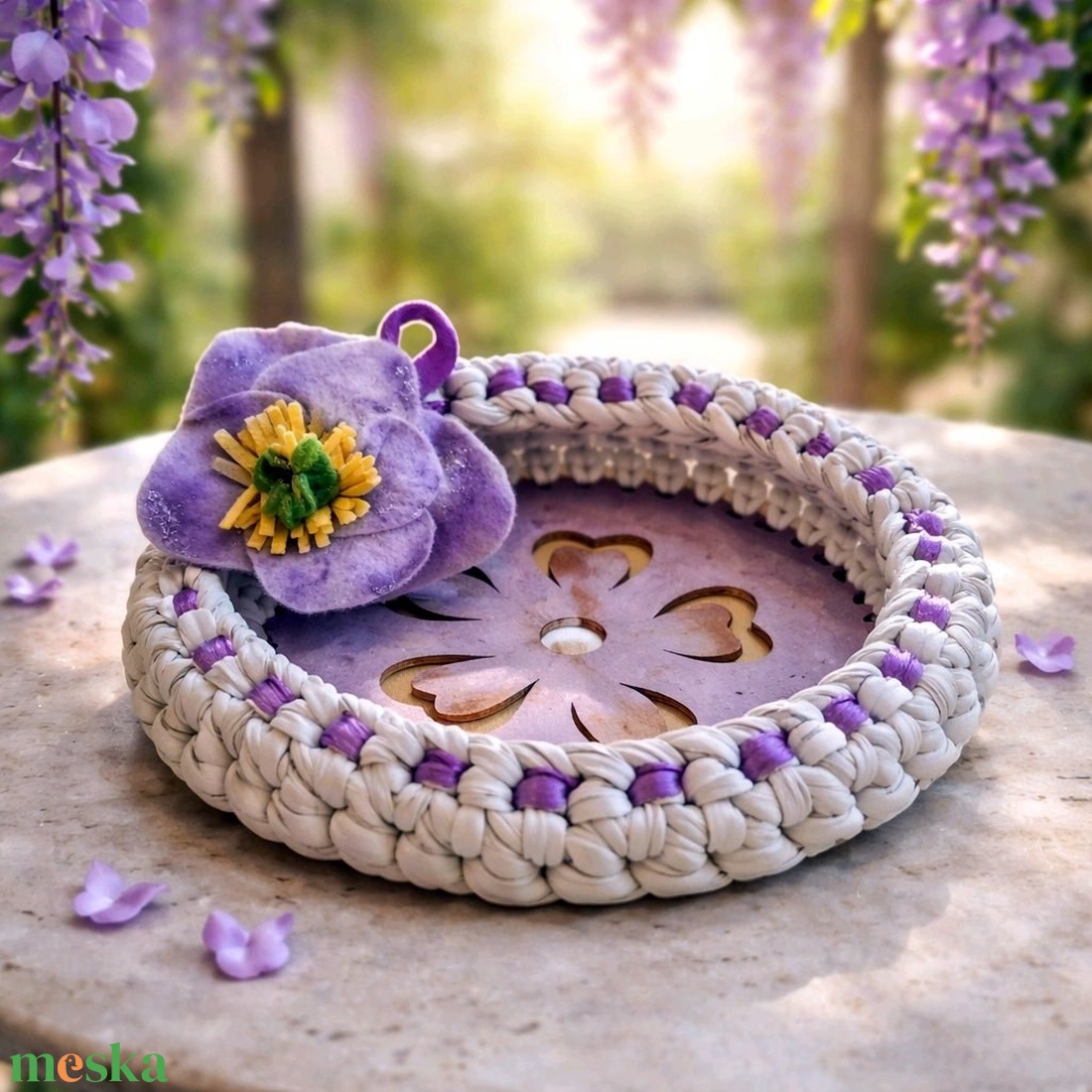 Tavaszváró kis kosárkák Wisteria horgolt kosárka húsvétra, tojásnak, csokitojásnak - ünnepi díszek, dekorációk - húsvéti díszek és dekorációk - húsvéti kosár - Meska.hu