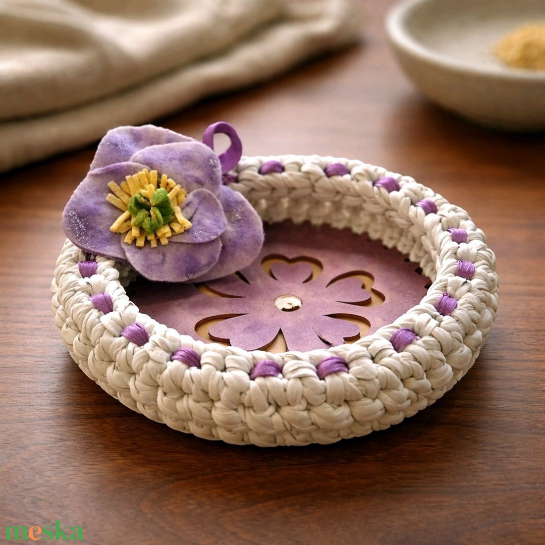 Tavaszváró kis kosárkák Wisteria horgolt kosárka húsvétra, tojásnak, csokitojásnak - ünnepi díszek, dekorációk - húsvéti díszek és dekorációk - húsvéti kosár - Meska.hu