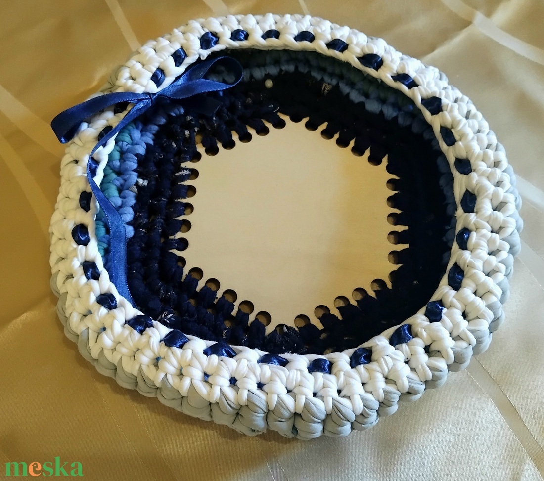 Tavaszváró kis kosárkák Blue Hexagon horgolt kosárka húsvétra, tojásnak, csokitojásnak - ünnepi díszek, dekorációk - húsvéti díszek és dekorációk - húsvéti kosár - Meska.hu