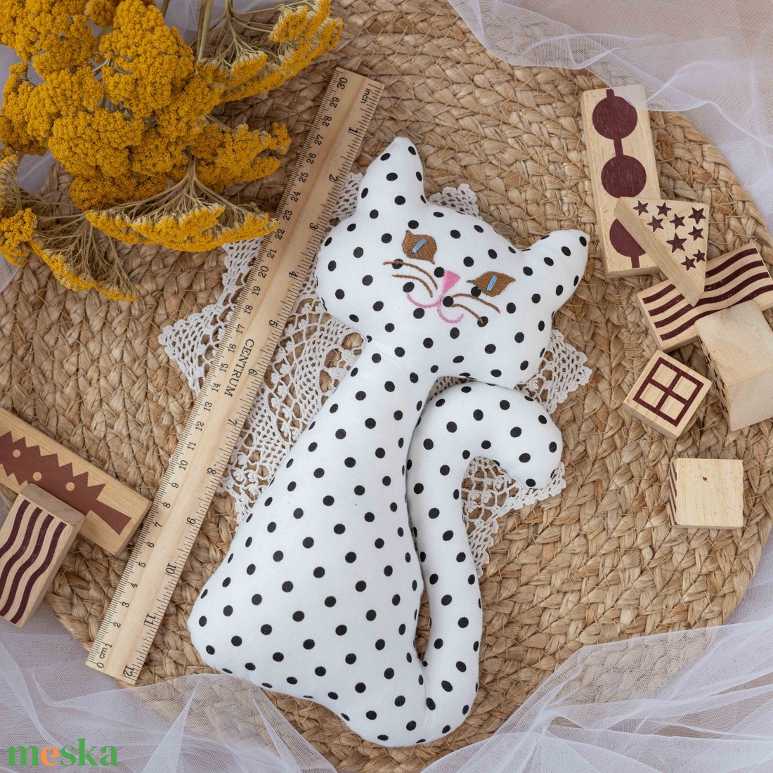 Pöttyös ülő textil cica  kézműves puha gyerekjáték és dekoráció, hímzett arccal, 26cm - játék & sport - plüssállat & játékfigura - cica - Meska.hu